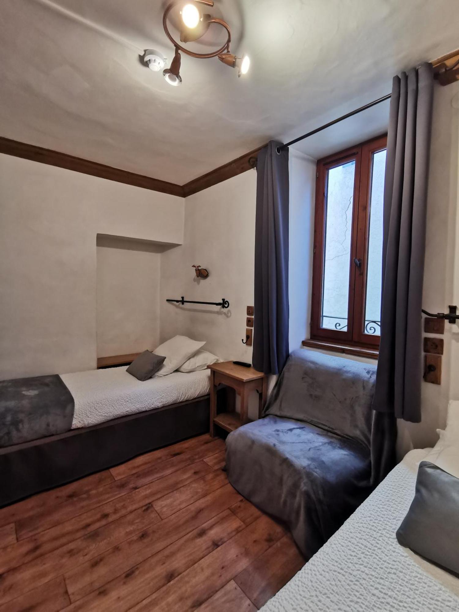 בור סן מוריס Hotel Restaurant Angival - Chambres Et Appartement מראה חיצוני תמונה